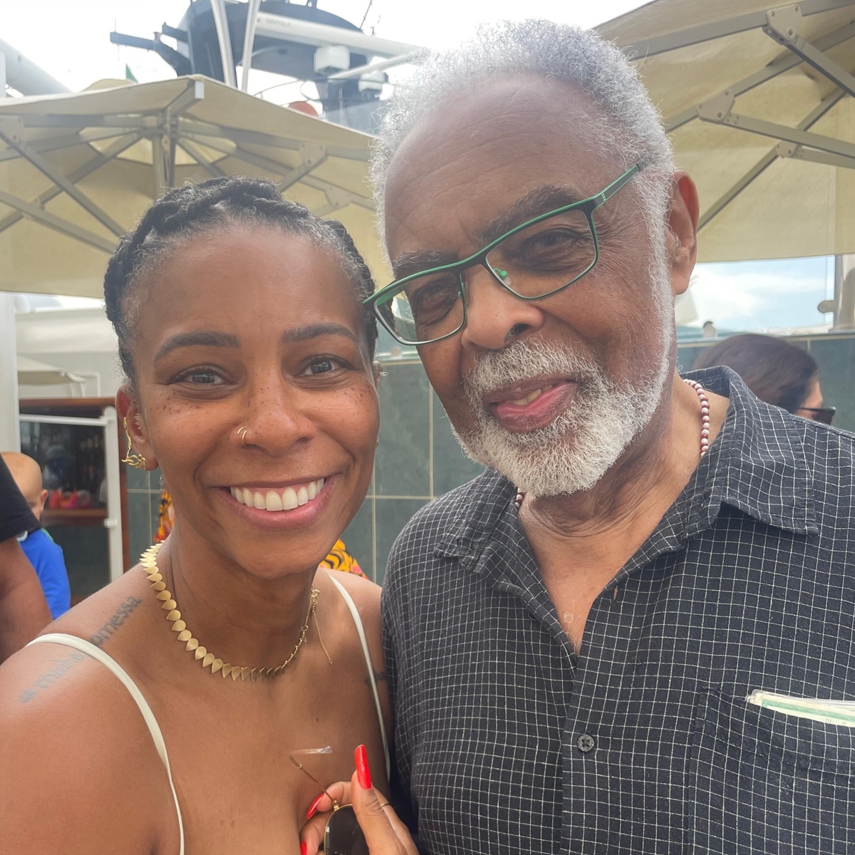 Rita Batista embarca no Navio Tempo Rei e flagra chegada de Gilberto Gil: ‘O dono da festa’