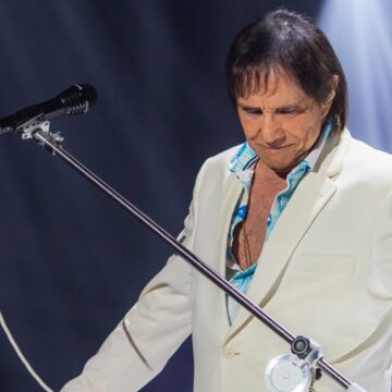 Roberto Carlos bate com Cadillac durante gravação de especial de fim de ano da Globo