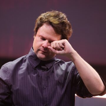 Selton Mello chora ao ser homenageado com prêmio na CCXP25