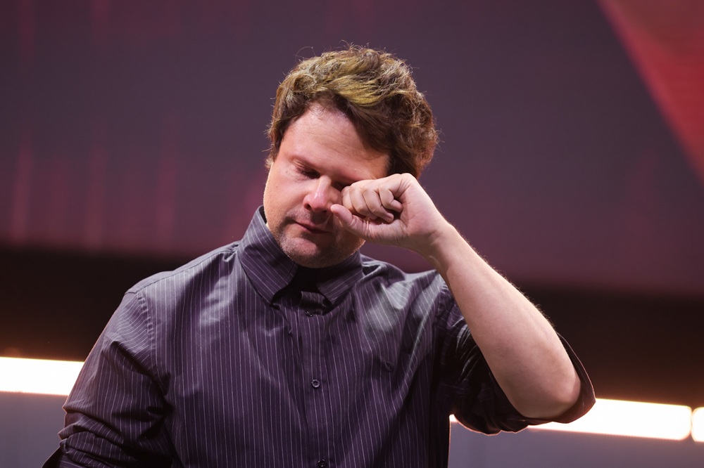 Selton Mello chora ao ser homenageado com prêmio na CCXP25