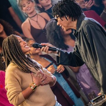 Sheron Menezes revela que é grande fã de Djavan e chora ao encontrar o cantor; veja vídeo