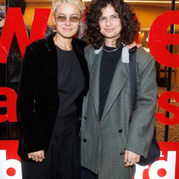 Em clima de romance, filha de Débora Bloch faz rara aparição com a esposa