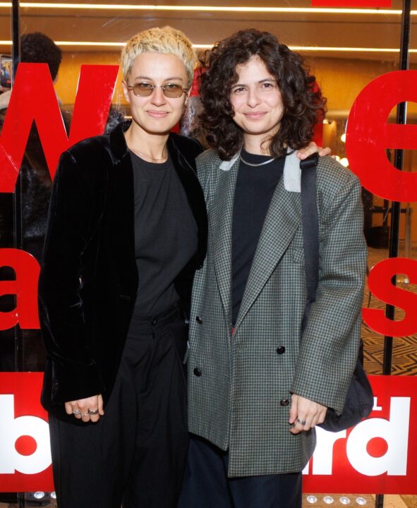 Em clima de romance, filha de Débora Bloch faz rara aparição com a esposa