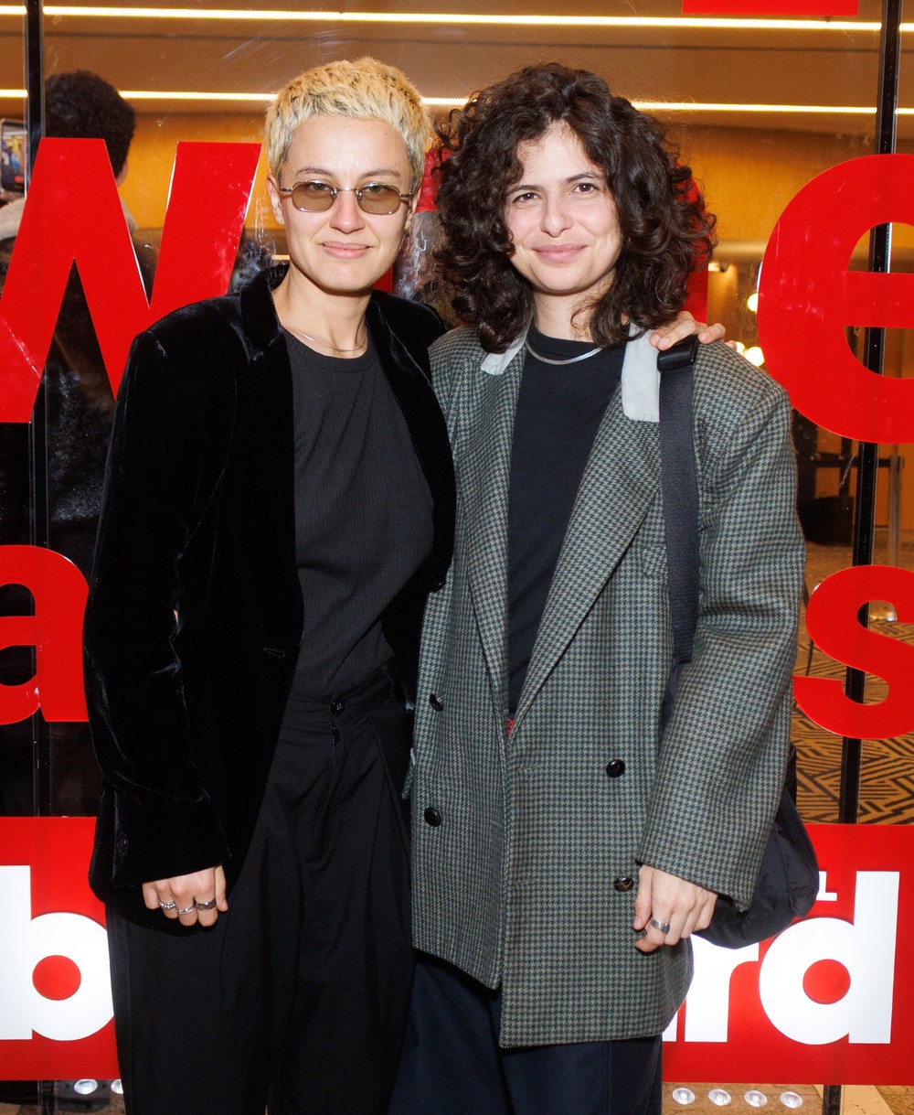 Em clima de romance, filha de Débora Bloch faz rara aparição com a esposa