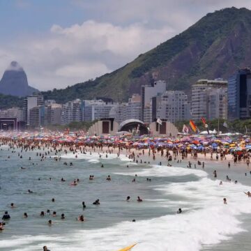 Ultraleve cai no mar de Copacabana, no Rio de Janeiro