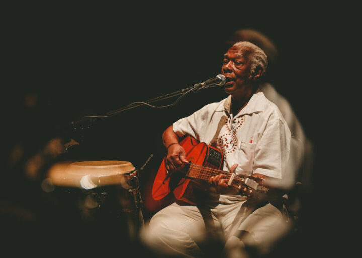 Mateus Aleluia apresenta show intimista em Salvador