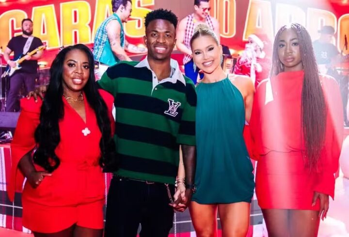 Virginia Fonseca abre álbum de Natal ao lado de Vini Jr. e da família do jogador; veja fotos