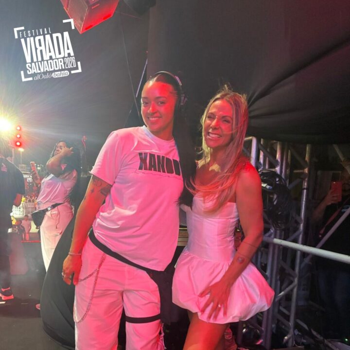 Carla Perez curte show de Xanddy ao lado da filha em Salvador