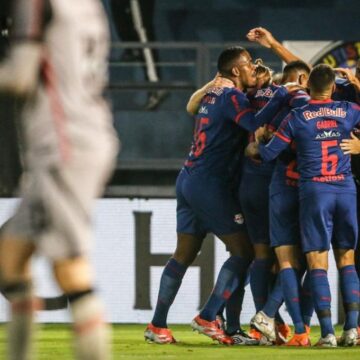 Vitória leva 4 a 0 do Bragantino, volta ao Z-4 e decide permanência na última rodada; veja melhores momentos