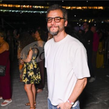 Wagner Moura vai a show de Gilberto Gil durante férias em Salvador