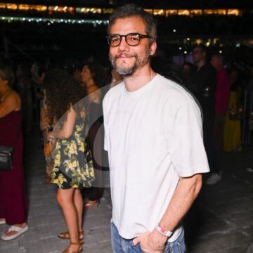 Wagner Moura vai a show de Gilberto Gil durante férias em Salvador