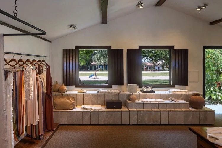 Zara amplia atuação e inaugura loja pop-up em Trancoso com peças exclusivas; veja como ficou