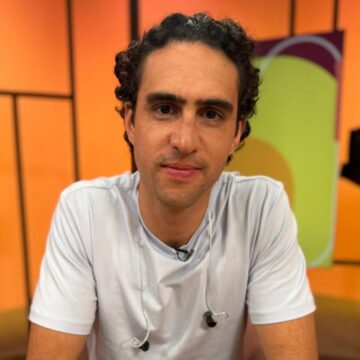 Filho de Caetano, Zeca Veloso revela que voltou a cantar após ‘sinal divino’