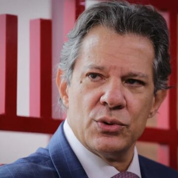 Haddad anuncia saída do governo Lula e mantém indefinição sobre futuro político