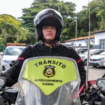 Conheça Isabel Tinel, primeira mulher a integrar grupo de escolta em motocicletas em Salvador