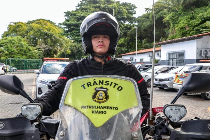 Conheça Isabel Tinel, primeira mulher a integrar grupo de escolta em motocicletas em Salvador