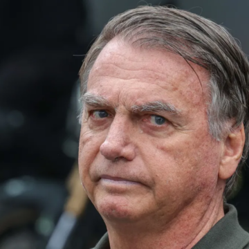 Bolsonaro recebe alta hospitalar e retorna à sede da PF em Brasília