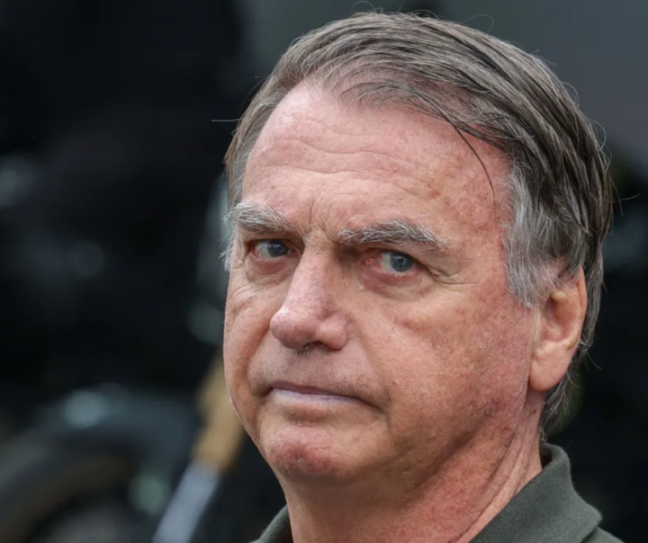 Bolsonaro recebe alta hospitalar e retorna à sede da PF em Brasília