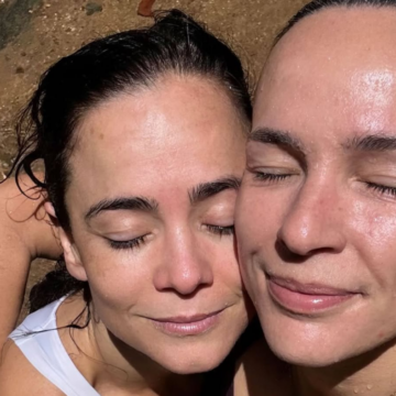 Renata Brandão compartilha foto agarradinha com Alice Braga, que republica registro raro do casal