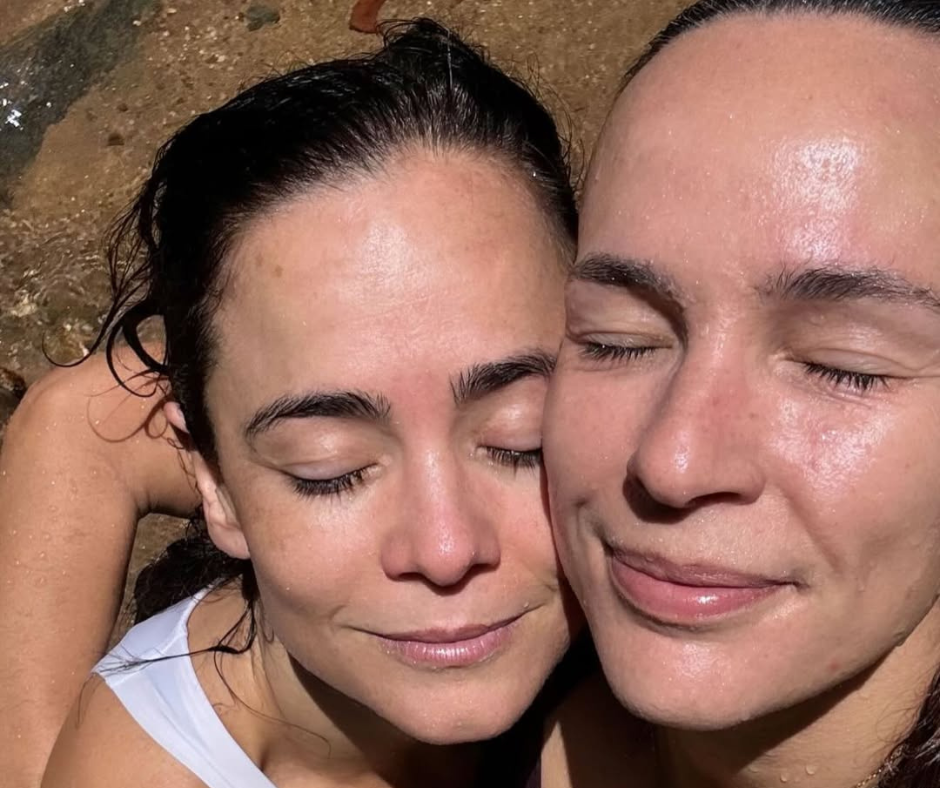 Renata Brandão compartilha foto agarradinha com Alice Braga, que republica registro raro do casal