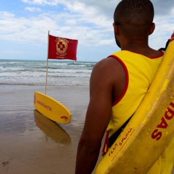 Salvador já registra quase 80 casos de resgate por afogamento nas praias em 2026
