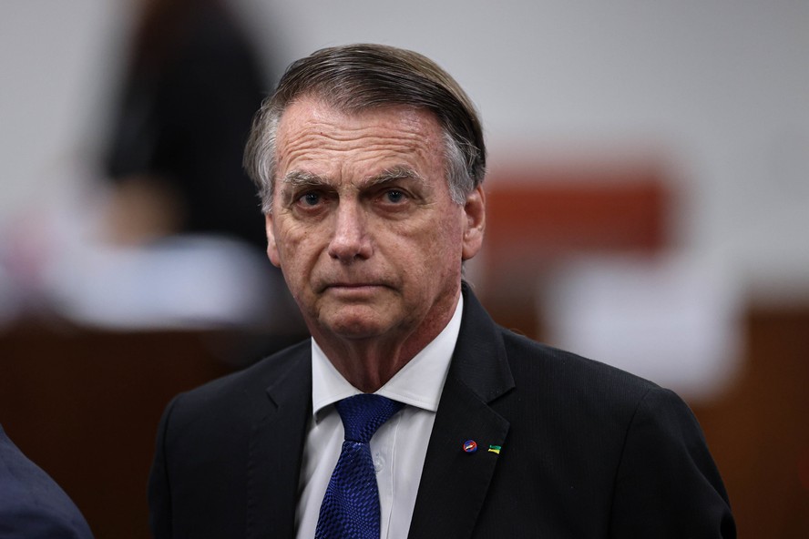 Filhos de Jair Bolsonaro ganham autorização permanente para visitar o pai na prisão