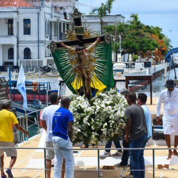 Fiéis levam imagem do Senhor do Bonfim à Conceição da Praia em procissão marítima que precede Lavagem