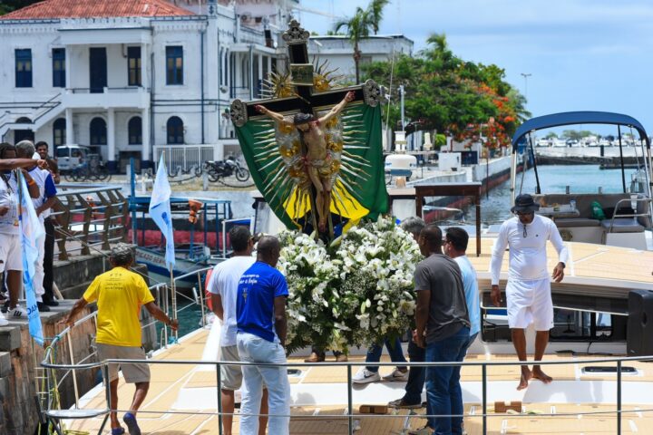 Fiéis levam imagem do Senhor do Bonfim à Conceição da Praia em procissão marítima que precede Lavagem