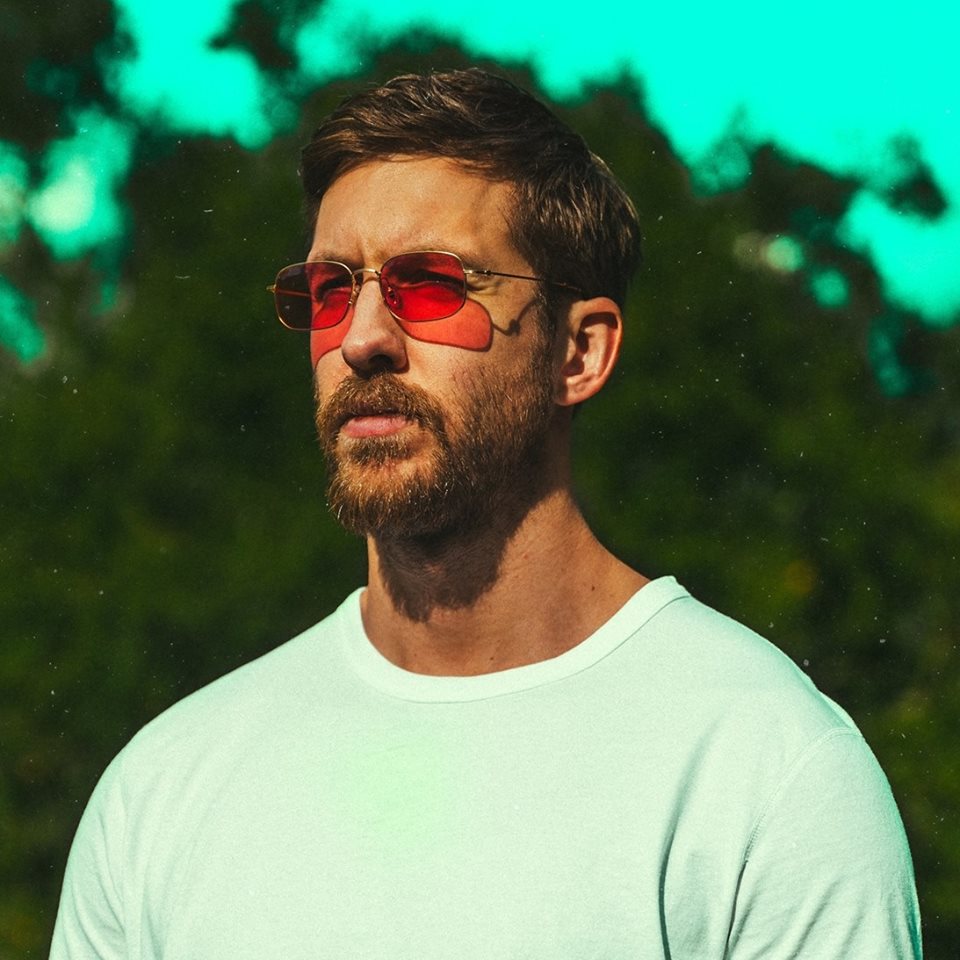 Calvin Harris volta ao Brasil após 10 anos para tocar em trio elétrico no pré-Carnaval