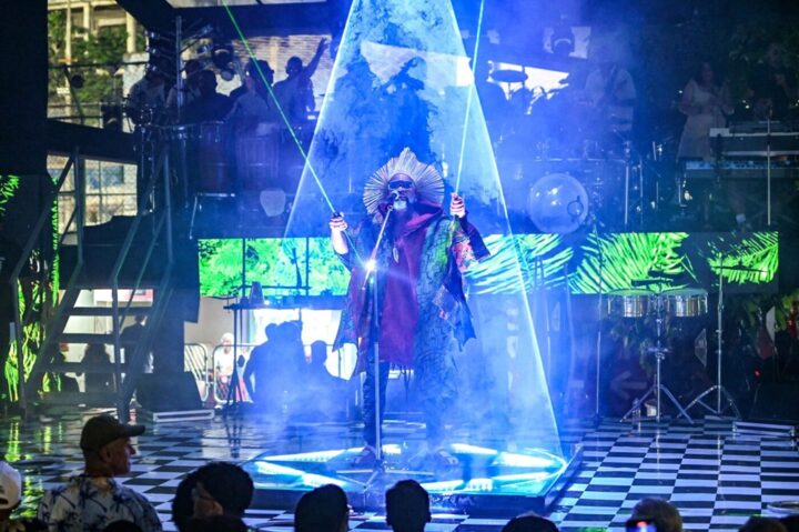 Carlinhos Brown lança “EletroCarnaBrown” e leva releituras eletrônicas para o Carnaval; ouça