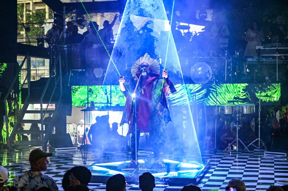 Carlinhos Brown lança “EletroCarnaBrown” e leva releituras eletrônicas para o Carnaval; ouça