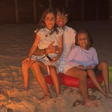 Daniel Cady celebra chegada de 2026 ao lado das filhas gêmeas na praia: “que seja leve”