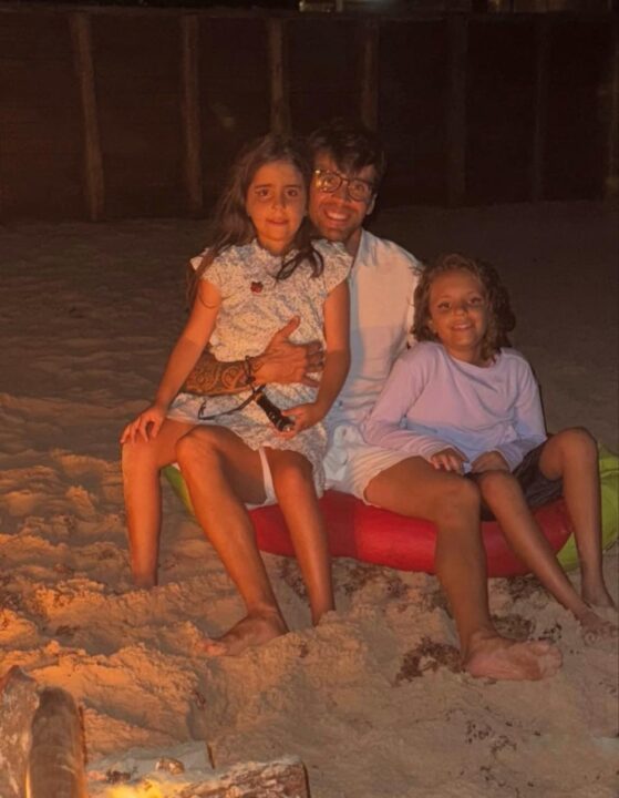 Daniel Cady celebra chegada de 2026 ao lado das filhas gêmeas na praia: “que seja leve”