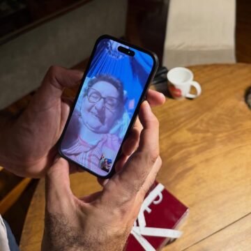 Kleber Mendonça Filho mostra momento em que contou a Tânia Maria sobre indicações de “O Agente Secreto”