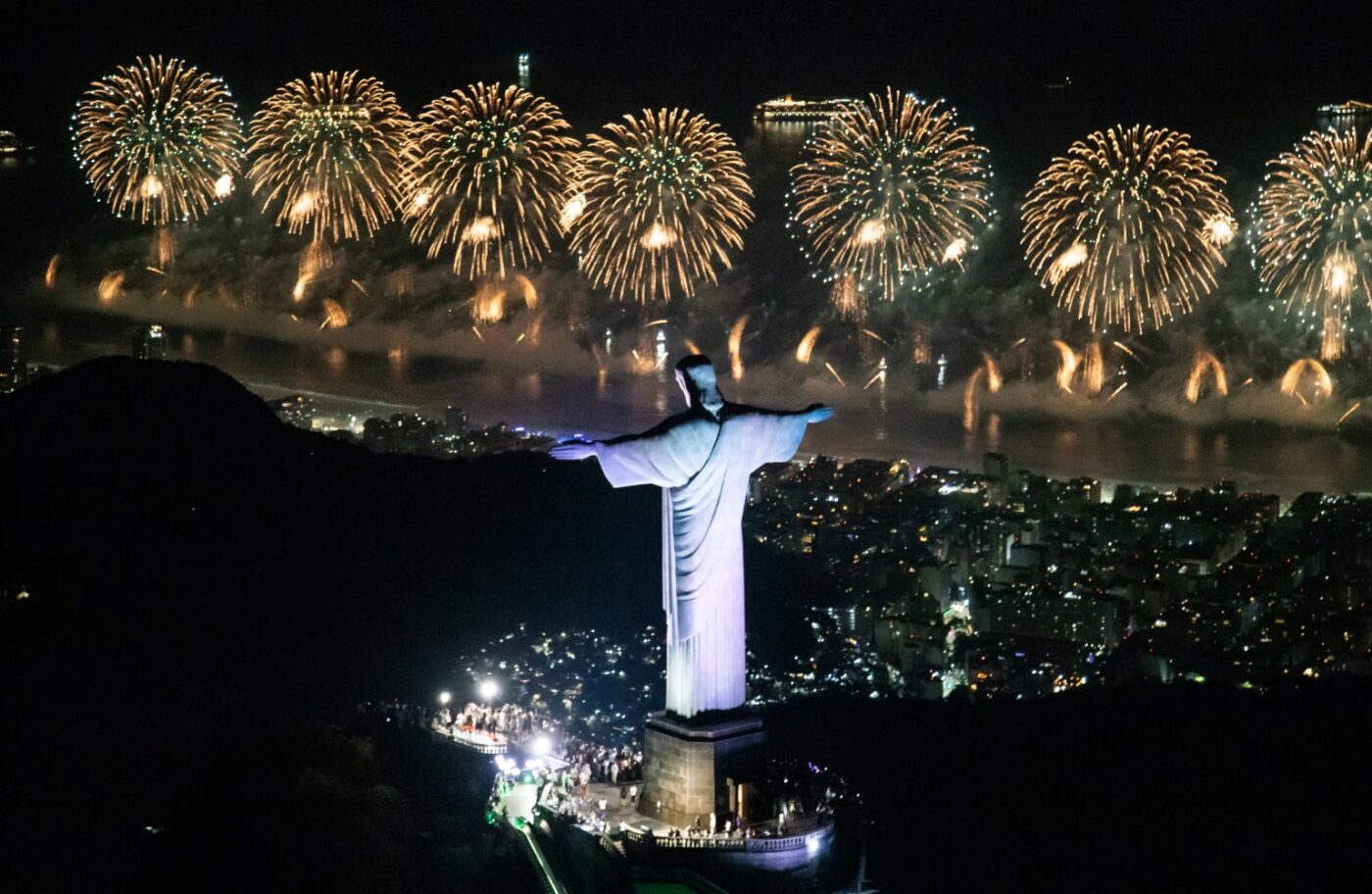 Espetáculo com 1,2 mil drones marca Réveillon do Rio de Janeiro; veja vídeo