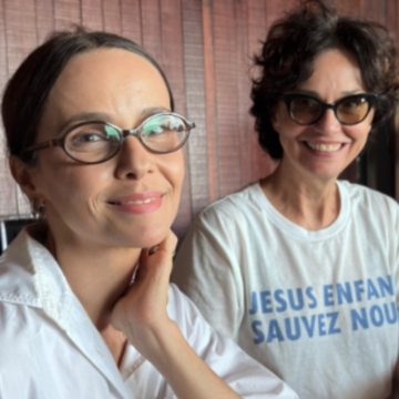 Com peça em cartaz, Debora Falabella visita restaurante famoso em Salvador