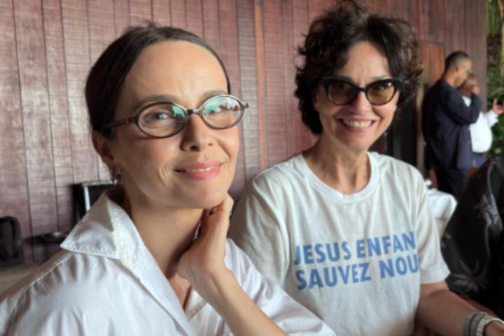 Com peça em cartaz, Debora Falabella visita restaurante famoso em Salvador