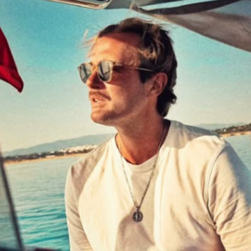 Ex-galã da Globo vive sozinho em veleiro há oito anos: “Não me vejo voltando a morar em terra firme”