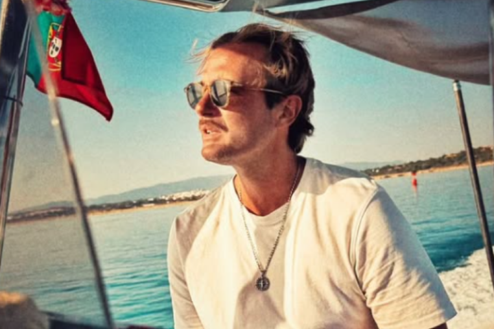 Ex-galã da Globo vive sozinho em veleiro há oito anos: “Não me vejo voltando a morar em terra firme”