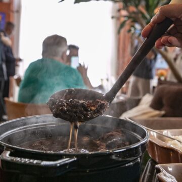 Feijoada com sambinha vira novo programa de sábado em restaurante na Rua Chile; aos detalhes