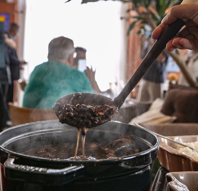 Feijoada com sambinha vira novo programa de sábado em restaurante na Rua Chile; aos detalhes