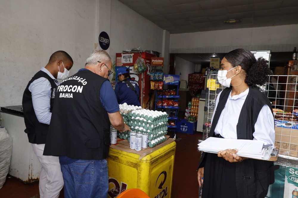 Com foco nas festas populares, operação combate comércio de bebidas alcoólicas irregulares em Salvador
