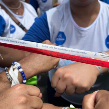 ‘Pelo fim da violência contra a mulher’: Prefeitura distribui fitinhas com mensagem especial na Lavagem do Bonfim