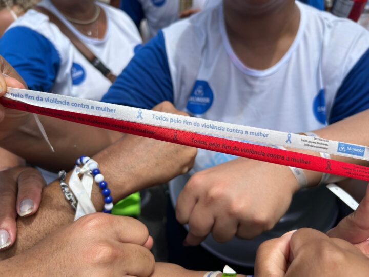‘Pelo fim da violência contra a mulher’: Prefeitura distribui fitinhas com mensagem especial na Lavagem do Bonfim