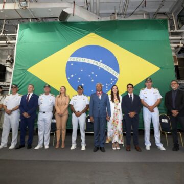 Governador Jerônimo Rodrigues recebe a mais importante honraria da Marinha do Brasil