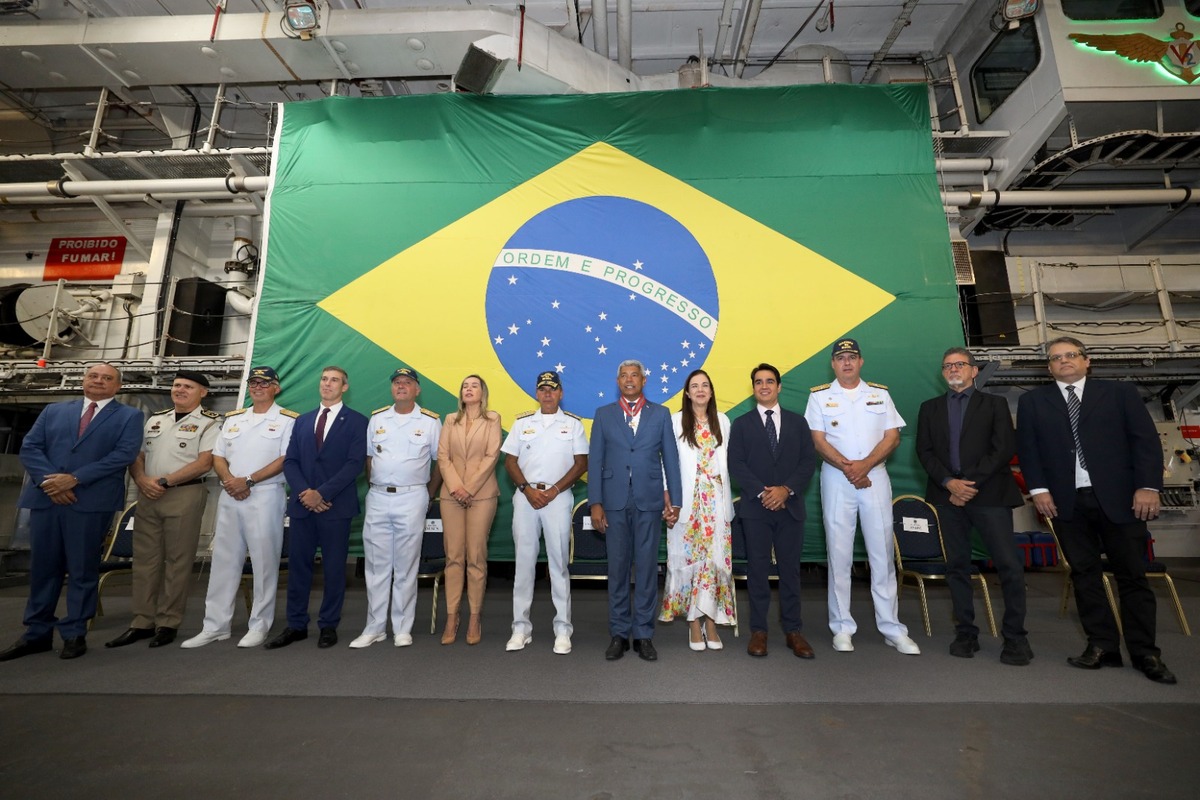 Governador Jerônimo Rodrigues recebe a mais importante honraria da Marinha do Brasil
