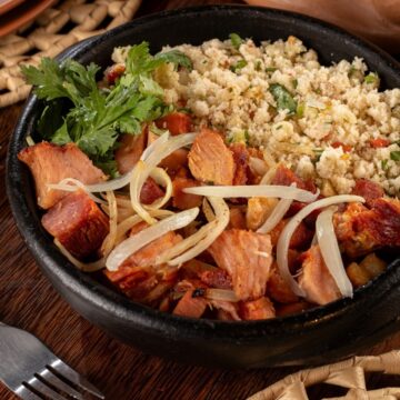 Restaurante na Ribeira valoriza cozinha de raiz com fumeiro de Maragojipe