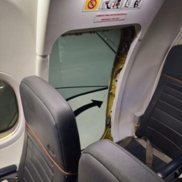 Voo para a Bahia é esvaziado após passageiro quebrar saída de emergência