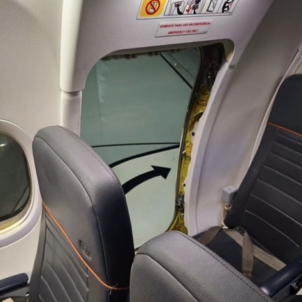 Voo para a Bahia é esvaziado após passageiro quebrar saída de emergência