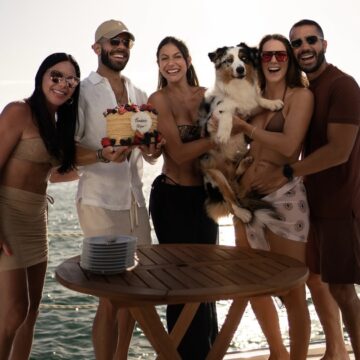 Pipo Marques comemora aniversário com festa na lancha ao lado família e amigos